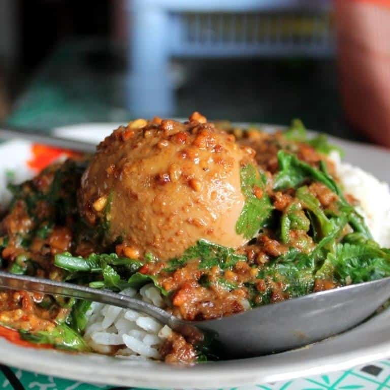 Pecel Pakis, 1. Soto Kudus, 2. Opor Bakar Sunggingan, 3. Sate Kerbau, 4. Ayam Gongso, 5. Pecel Pakis, 6. Lentog Tanjung, 7. Lepet Beras Ketan, 8. Nasi Pindang, 9. Nasi Jangkrik Daun Jati, 10. Intip Ketan