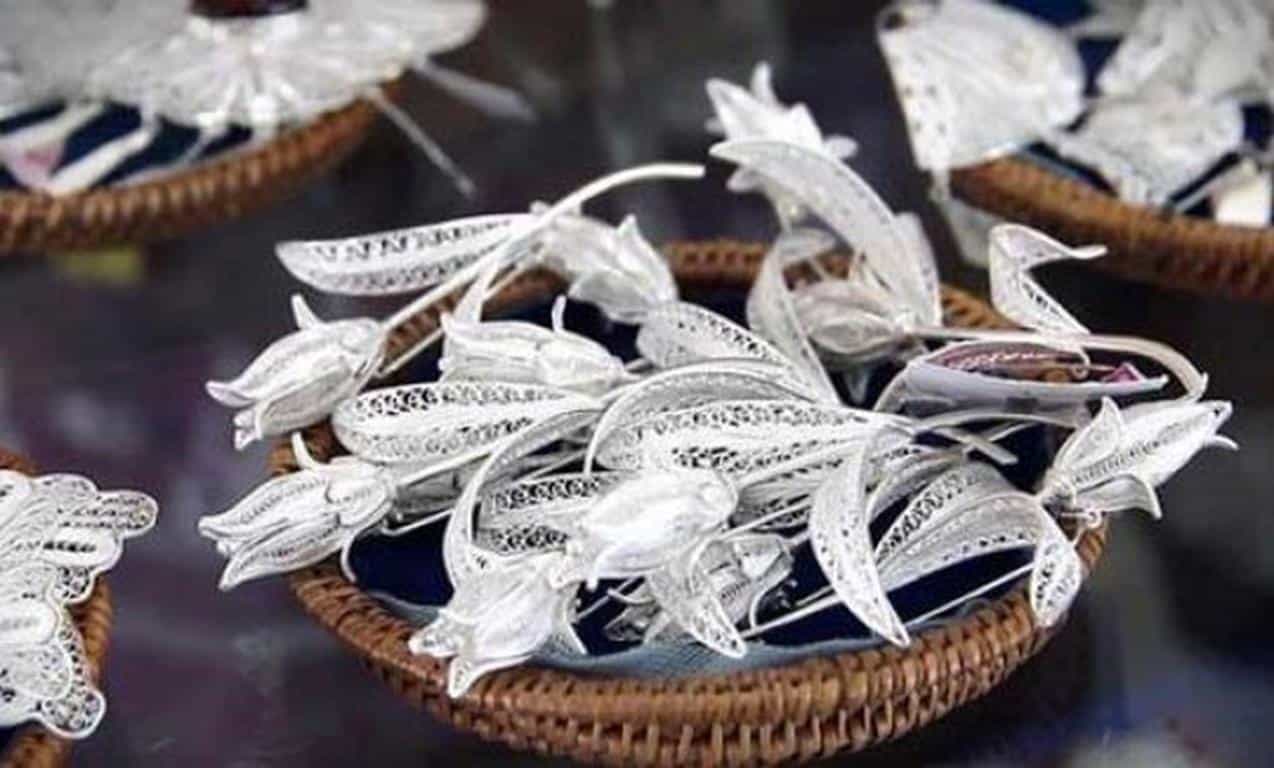 Perak, 1. Bolu Kukus Mete, 2. Cokelat Mete, 3. Mete Paket 5 Rasa, 4. Keripik Mete, 5. Mete Goreng, 6. Brownte Kendari, 7. Abon Ikan Marlin, 8. Bagea, 9. Perak, 10. Kain Tenun, 1. Athifah Oleh-oleh Khas Kendari, 2. Mete Mubaraq, 3. Brownte Kendari