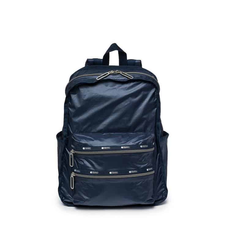 Ransel Fungsional, 1. Make Up Palette, 2. Botol Perjalanan Anti Bocor (Ukuran travel size), 3. Adaptor Universal, 4. Bantal Perjalanan yang Bisa Ditiup, 5. Tas Perlengkapan Mandi yang Digantung, 6. Ransel Fungsional, 7. Dompet Pelindung Paspor, 8. Powerbank, 9. Packing Cube, 10. Syal dan Selimut, 11. Obat-obatan, 12. Pembalut
