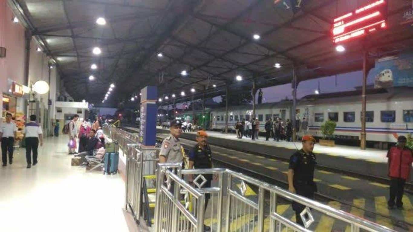 Stasiun Madiun, 1. Stasiun Gambir, 2. Stasiun Tugu Yogyakarta, 3. Stasiun Hall Bandung, 4. Stasiun Gubeng Surabaya, 5. Stasiun Solo Balapan, 6. Stasiun Tawang Semarang, 7. Stasiun Purwokerto, 8. Stasiun Madiun, 9. Stasiun Malang, 10. Stasiun Cirebon