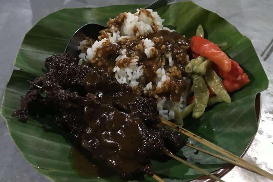 Sate Kerbau, 1. Soto Kudus, 2. Opor Bakar Sunggingan, 3. Sate Kerbau, 4. Ayam Gongso, 5. Pecel Pakis, 6. Lentog Tanjung, 7. Lepet Beras Ketan, 8. Nasi Pindang, 9. Nasi Jangkrik Daun Jati, 10. Intip Ketan