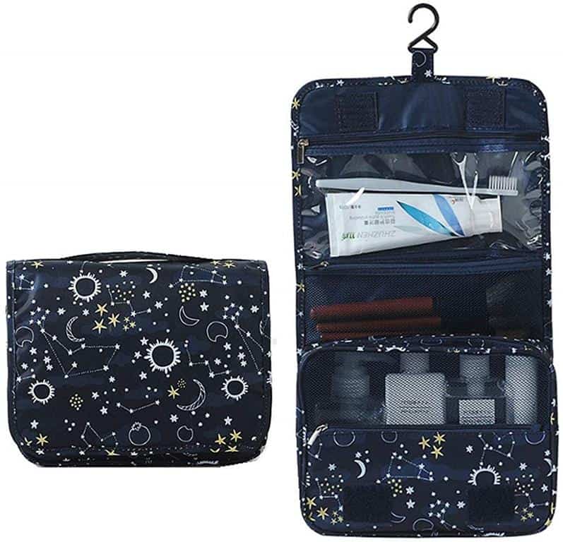 Tas Perlengkapan Mandi yang Digantung, 1. Make Up Palette, 2. Botol Perjalanan Anti Bocor (Ukuran travel size), 3. Adaptor Universal, 4. Bantal Perjalanan yang Bisa Ditiup, 5. Tas Perlengkapan Mandi yang Digantung, 6. Ransel Fungsional, 7. Dompet Pelindung Paspor, 8. Powerbank, 9. Packing Cube, 10. Syal dan Selimut, 11. Obat-obatan, 12. Pembalut