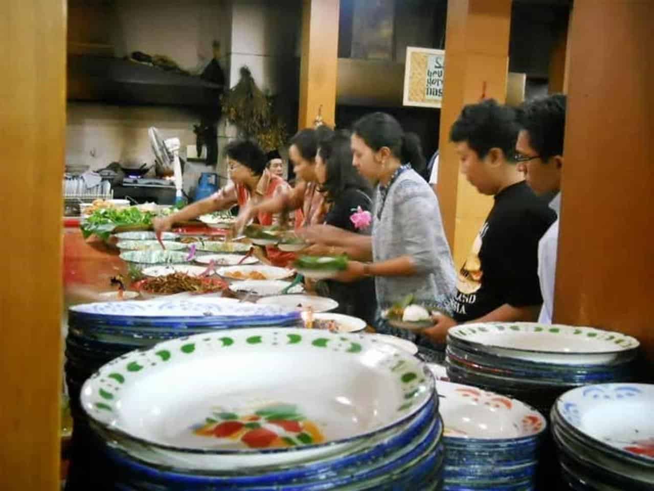Nasi Bancakan Mang Barna dan Bi Oom, 1. Cici Claypot, 2. Imah Babaturan, 3. Nasi Bancakan Mang Barna dan Bi Oom, 4. Iga Bakar Jangkung, 6. Steak Ranjang, 7. Warung Bu Eha, 8. Mie Kocok Mang Dadeng, 9. Lotek Macan, 10. Warung Misbar