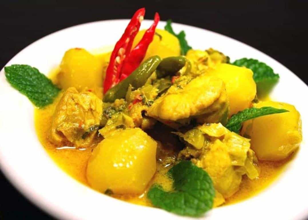 Ayam Tuturuga, 1. Sambal Roa, 2. Cakalang Fufu, 3. Woku Blanga, 4. Dabu-dabu, 5. Tinutuan, 6. Klapertaart, 8. Nasi Jaha, 9. Ayam Tuturuga, 10. Pisang Goreng Goroho