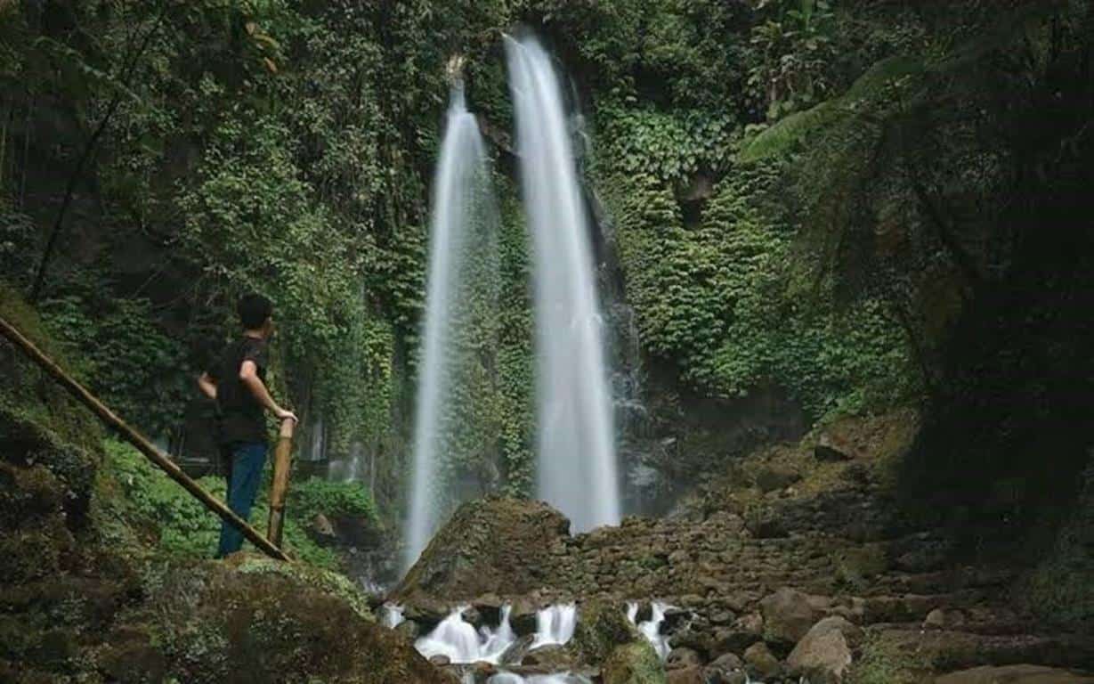 Air Terjun Jumog, 1. Grojogan Sewu, 2. Air Terjun Jumog, 3. Candi Cetho, 4. Taman Balekambang Tawangamangu, 5. Wana Wisata Bukit Sekipan, 6. Gunung Lawu, 7. Cemoro Kandang