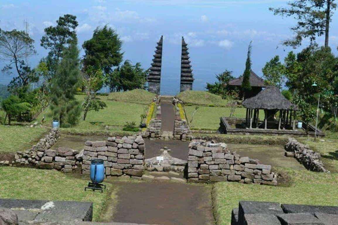 Candi Cetho, 1. Grojogan Sewu, 2. Air Terjun Jumog, 3. Candi Cetho, 4. Taman Balekambang Tawangamangu, 5. Wana Wisata Bukit Sekipan, 6. Gunung Lawu, 7. Cemoro Kandang