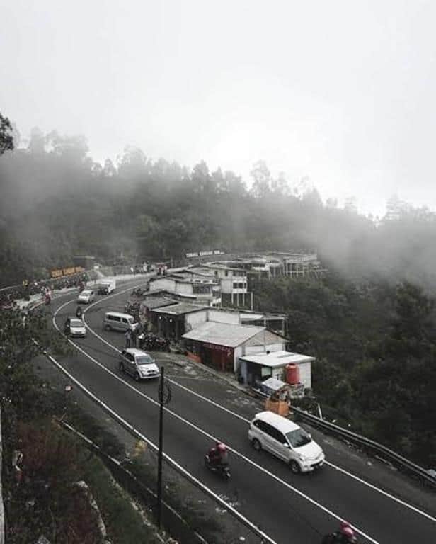 Cemoro Kandang, 1. Grojogan Sewu, 2. Air Terjun Jumog, 3. Candi Cetho, 4. Taman Balekambang Tawangamangu, 5. Wana Wisata Bukit Sekipan, 6. Gunung Lawu, 7. Cemoro Kandang