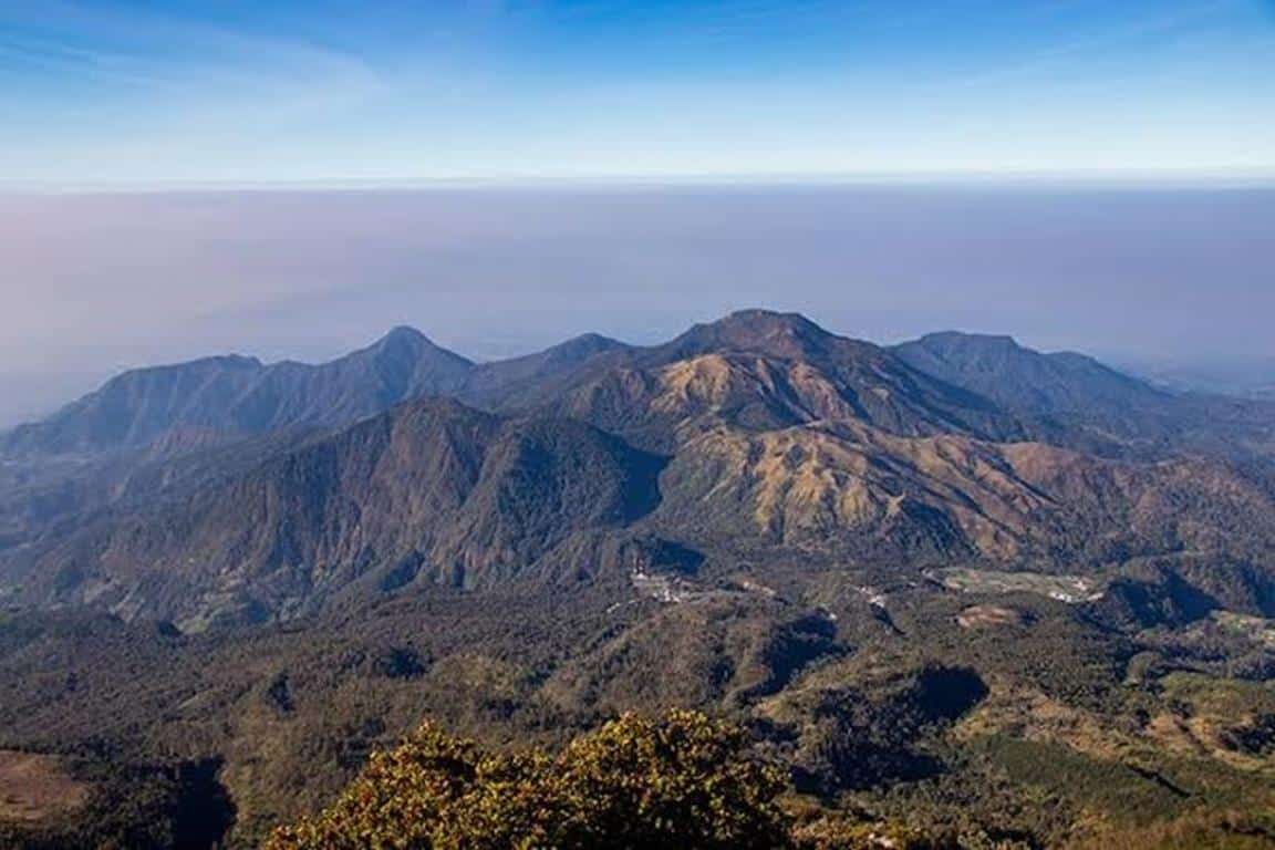 Gunung Lawu, 1. Grojogan Sewu, 2. Air Terjun Jumog, 3. Candi Cetho, 4. Taman Balekambang Tawangamangu, 5. Wana Wisata Bukit Sekipan, 6. Gunung Lawu, 7. Cemoro Kandang