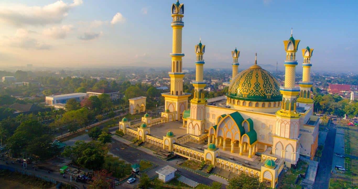 Islamic Center Nusa Tenggara Barat, 1. Pantai Gading, 2. Nirwana Waterpark, 3. Taman Sangkareang, 4. Pantai Ampenan, 5. Museum Negeri Nusa Tenggara Barat, 6. Pantai Meninting, 7. Pura Meru, 8. Pantai Loang Baloq, 9. Taman Mayura, 10. Islamic Center Nusa Tenggara Barat