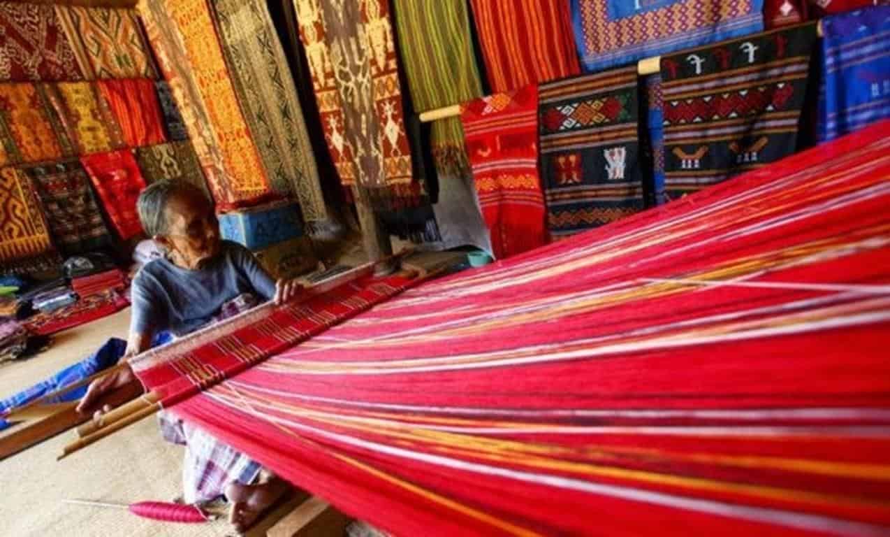 Kain Tenun Toraja, 1. Minyak Tawon, 2. Kopi Toraja, 3. Sarung Tenun Bugis, 4. Kain Tenun Bugis, 5. Kain Tenun Toraja, 6. Kain Sutra Sengkang, 7. Sirup Markisa, 8. Sirup DHT, 9. Karya Seni Khas Toraja, 10. Songkok, 11. Souvenir Kupu-Kupu Bantimurung, 12. Kaos Makassar