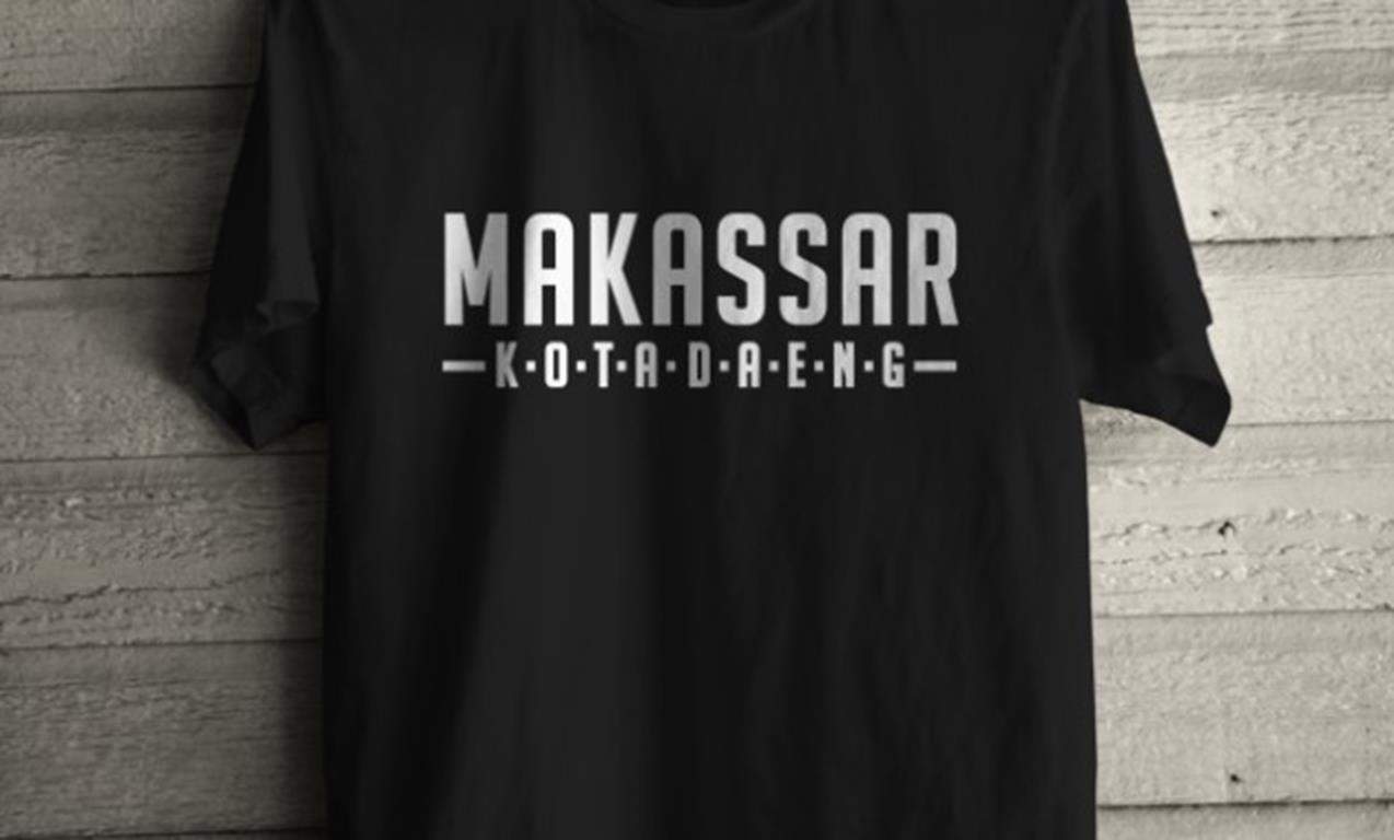 Kaos Makassar, 1. Minyak Tawon, 2. Kopi Toraja, 3. Sarung Tenun Bugis, 4. Kain Tenun Bugis, 5. Kain Tenun Toraja, 6. Kain Sutra Sengkang, 7. Sirup Markisa, 8. Sirup DHT, 9. Karya Seni Khas Toraja, 10. Songkok, 11. Souvenir Kupu-Kupu Bantimurung, 12. Kaos Makassar