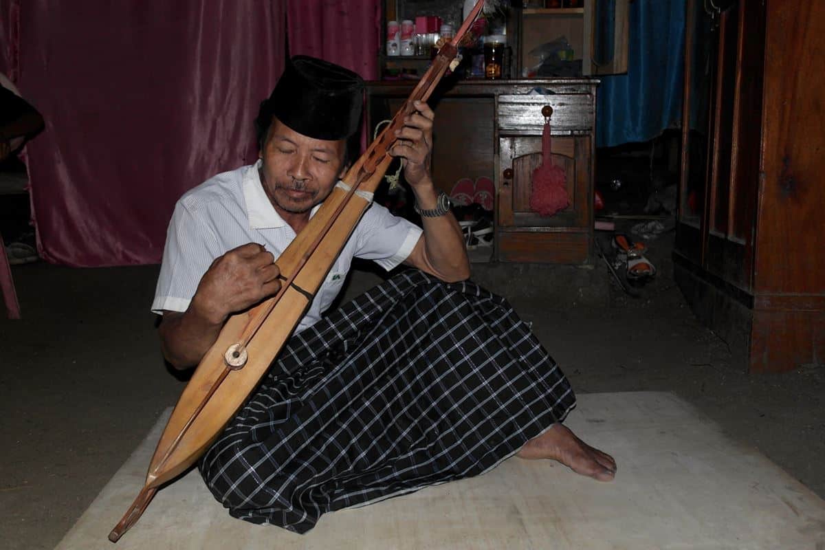 Kecapi Mandar, 1. Rebana, 2. Pompang, 3. Kecapi Mandar, 4. Pakkeke, 5. Calong, 6. Popondo, 7. Sattung, 8. Gongga Lima