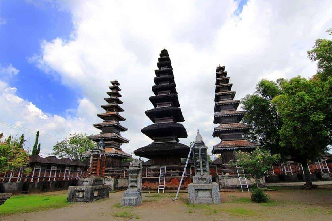 Pura Meru, 1. Pantai Gading, 2. Nirwana Waterpark, 3. Taman Sangkareang, 4. Pantai Ampenan, 5. Museum Negeri Nusa Tenggara Barat, 6. Pantai Meninting, 7. Pura Meru, 8. Pantai Loang Baloq, 9. Taman Mayura, 10. Islamic Center Nusa Tenggara Barat