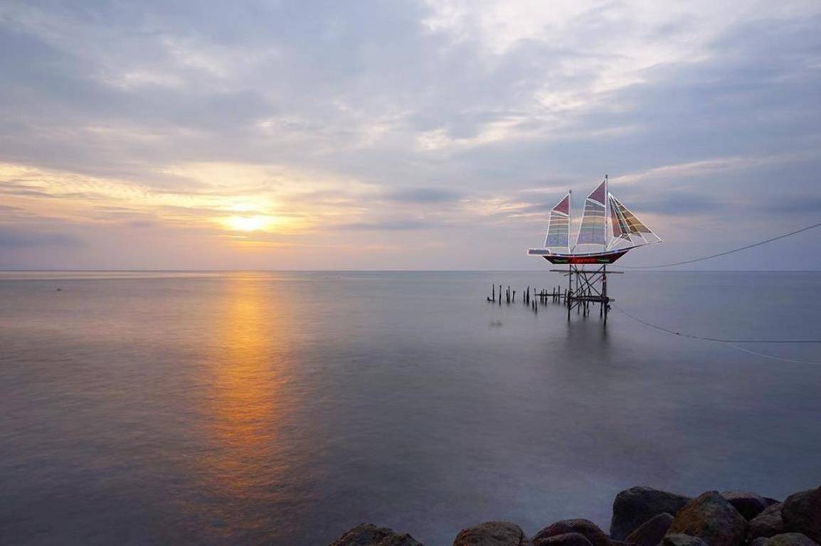 Pantai Ampenan, 1. Pantai Gading, 2. Nirwana Waterpark, 3. Taman Sangkareang, 4. Pantai Ampenan, 5. Museum Negeri Nusa Tenggara Barat, 6. Pantai Meninting, 7. Pura Meru, 8. Pantai Loang Baloq, 9. Taman Mayura, 10. Islamic Center Nusa Tenggara Barat