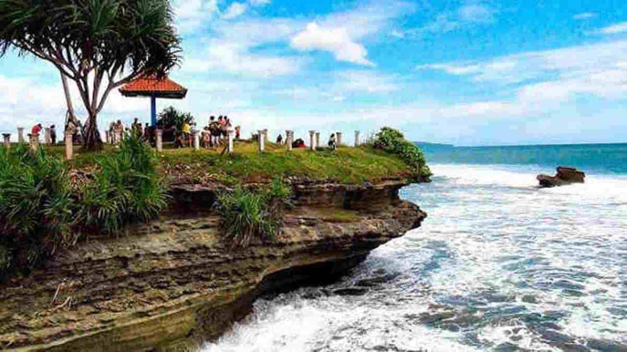 Pantai Batu Hiu, 1. Pantai Pangandaran, 2. Green Canyon, 3. Pantai Batu Karas, 4. Konservasi Penyu Pangandaran, 5. Curug Citumang, 6. Pantai Batu Hiu, 7. Cagar Alam Pangandaran, 8. Pantai Pasir Putih, 9. Curug Jambe Anom, 10. Pepedan Hills