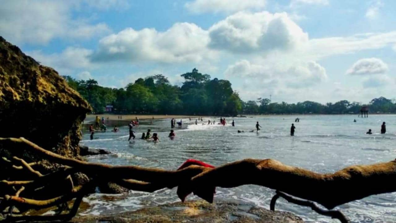 Pantai Batu Karas, 1. Pantai Pangandaran, 2. Green Canyon, 3. Pantai Batu Karas, 4. Konservasi Penyu Pangandaran, 5. Curug Citumang, 6. Pantai Batu Hiu, 7. Cagar Alam Pangandaran, 8. Pantai Pasir Putih, 9. Curug Jambe Anom, 10. Pepedan Hills