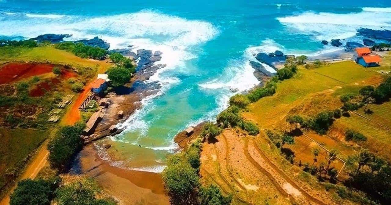 Pantai Cicalobak, 1.Pantai Santolo, 2. Pantai Sayang Heulang , 3. Pantai Cicalobak, 4. Pantai Cijayana , 5. Pantai Cijeruk Indah, 6. Pantai Karang Paranje, 7. Pantai Gunung Geder, 8. Pantai Puncak Guha, 9. Pantai Rancabuaya, 10. Pantai Manalusu