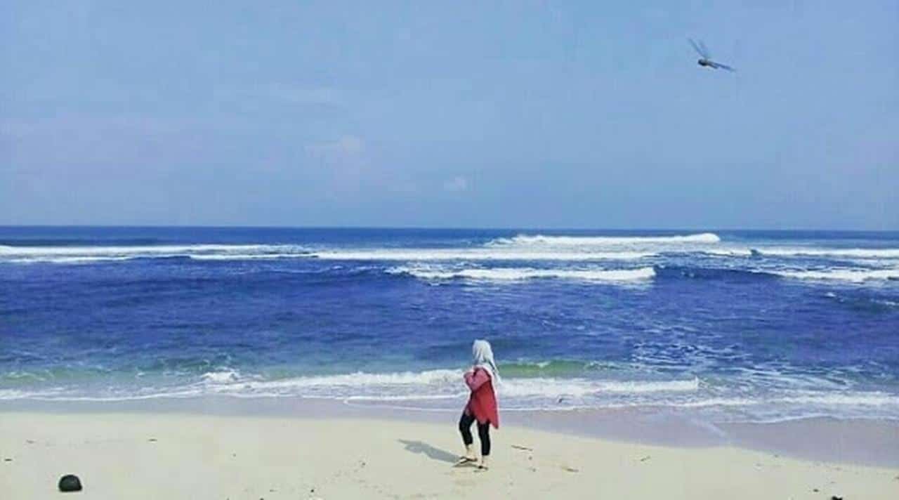 Pantai Gunung Geder, 1.Pantai Santolo, 2. Pantai Sayang Heulang , 3. Pantai Cicalobak, 4. Pantai Cijayana , 5. Pantai Cijeruk Indah, 6. Pantai Karang Paranje, 7. Pantai Gunung Geder, 8. Pantai Puncak Guha, 9. Pantai Rancabuaya, 10. Pantai Manalusu