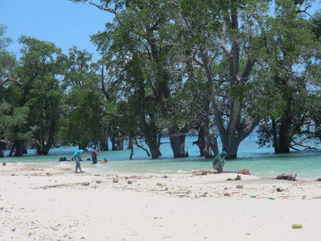 Pantai Lhok Mee, 1. Pantai Iboih, 2. Pantai Lhok Bubon, 3. Pantai Anoi Itam, 4. Pantai Sumur Tiga, 5. Pantai Lampuuk, 6. Pulau Rubiah, 7. Pantai Lhok Mee, 8. Pantai Lange, 9. Pantai Lhoknga