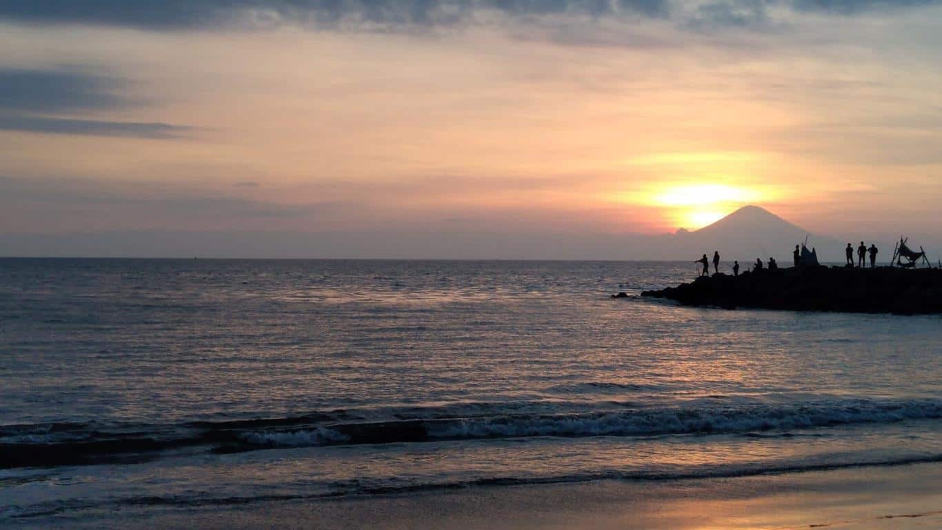 Pantai Loang Baloq, 1. Pantai Gading, 2. Nirwana Waterpark, 3. Taman Sangkareang, 4. Pantai Ampenan, 5. Museum Negeri Nusa Tenggara Barat, 6. Pantai Meninting, 7. Pura Meru, 8. Pantai Loang Baloq, 9. Taman Mayura, 10. Islamic Center Nusa Tenggara Barat