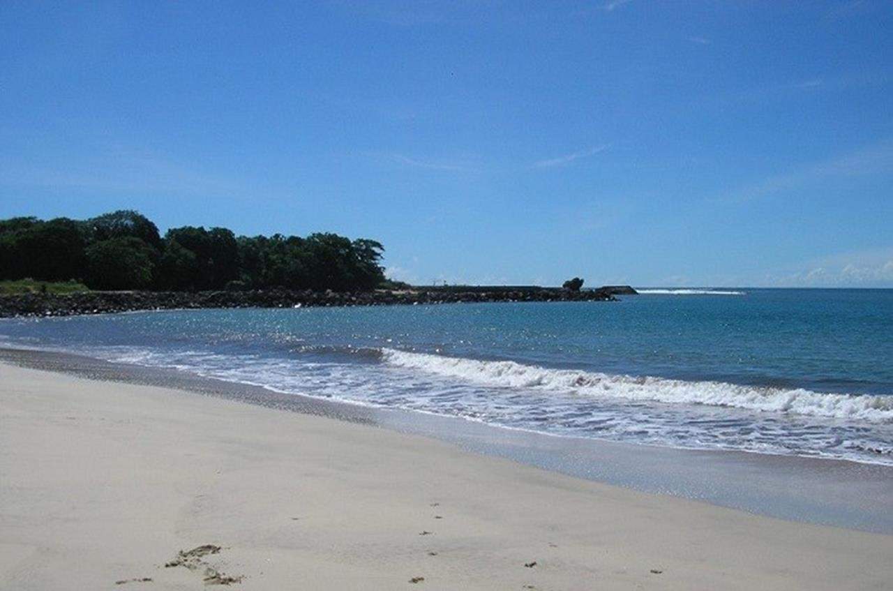 Pantai Manalusu, 1.Pantai Santolo, 2. Pantai Sayang Heulang , 3. Pantai Cicalobak, 4. Pantai Cijayana , 5. Pantai Cijeruk Indah, 6. Pantai Karang Paranje, 7. Pantai Gunung Geder, 8. Pantai Puncak Guha, 9. Pantai Rancabuaya, 10. Pantai Manalusu