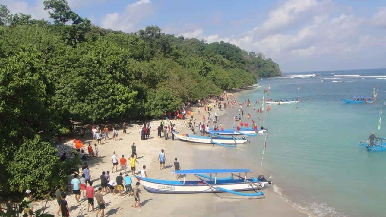 Pantai Pasir Putih, 1. Pantai Pangandaran, 2. Green Canyon, 3. Pantai Batu Karas, 4. Konservasi Penyu Pangandaran, 5. Curug Citumang, 6. Pantai Batu Hiu, 7. Cagar Alam Pangandaran, 8. Pantai Pasir Putih, 9. Curug Jambe Anom, 10. Pepedan Hills