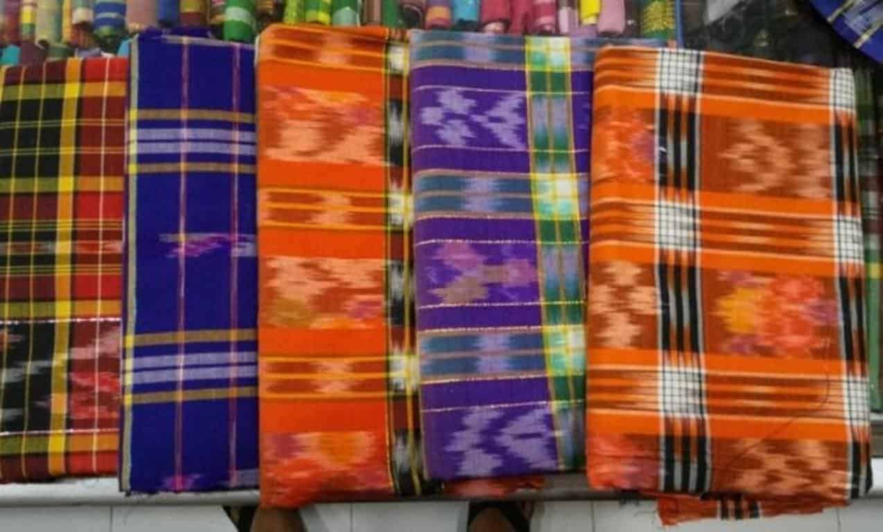 Sarung Tenun Bugis, 1. Minyak Tawon, 2. Kopi Toraja, 3. Sarung Tenun Bugis, 4. Kain Tenun Bugis, 5. Kain Tenun Toraja, 6. Kain Sutra Sengkang, 7. Sirup Markisa, 8. Sirup DHT, 9. Karya Seni Khas Toraja, 10. Songkok, 11. Souvenir Kupu-Kupu Bantimurung, 12. Kaos Makassar