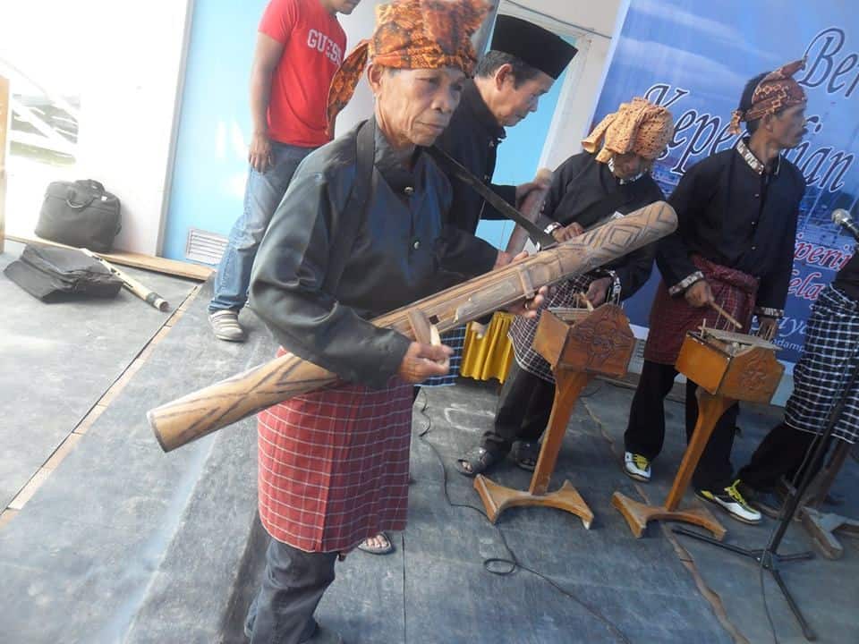 Sattung, 1. Rebana, 2. Pompang, 3. Kecapi Mandar, 4. Pakkeke, 5. Calong, 6. Popondo, 7. Sattung, 8. Gongga Lima