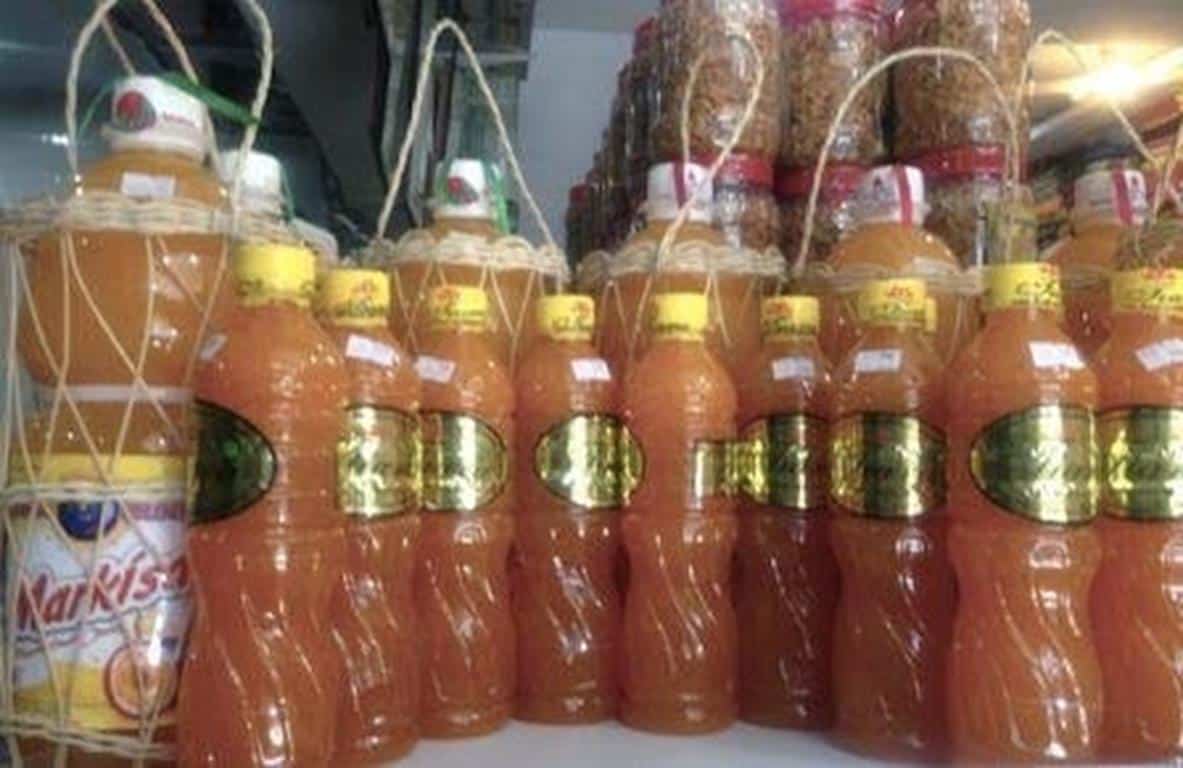 Sirup Markisa, 1. Minyak Tawon, 2. Kopi Toraja, 3. Sarung Tenun Bugis, 4. Kain Tenun Bugis, 5. Kain Tenun Toraja, 6. Kain Sutra Sengkang, 7. Sirup Markisa, 8. Sirup DHT, 9. Karya Seni Khas Toraja, 10. Songkok, 11. Souvenir Kupu-Kupu Bantimurung, 12. Kaos Makassar