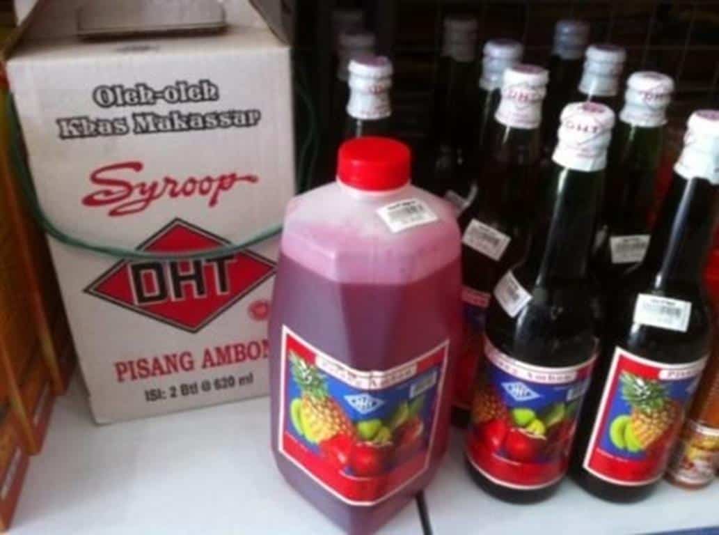 Sirup DHT, 1. Minyak Tawon, 2. Kopi Toraja, 3. Sarung Tenun Bugis, 4. Kain Tenun Bugis, 5. Kain Tenun Toraja, 6. Kain Sutra Sengkang, 7. Sirup Markisa, 8. Sirup DHT, 9. Karya Seni Khas Toraja, 10. Songkok, 11. Souvenir Kupu-Kupu Bantimurung, 12. Kaos Makassar