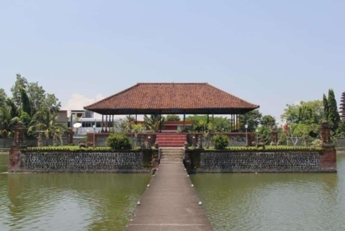 Taman Mayura, 1. Pantai Gading, 2. Nirwana Waterpark, 3. Taman Sangkareang, 4. Pantai Ampenan, 5. Museum Negeri Nusa Tenggara Barat, 6. Pantai Meninting, 7. Pura Meru, 8. Pantai Loang Baloq, 9. Taman Mayura, 10. Islamic Center Nusa Tenggara Barat