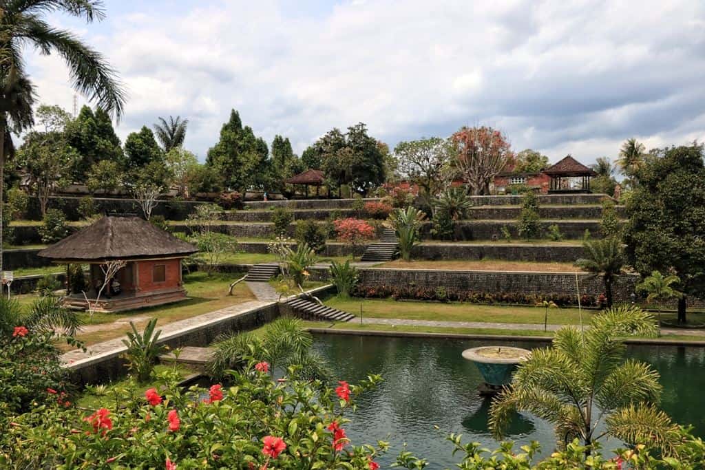 Taman Narmada, 1. Pantai Senggigi, 2. Desert Point Bangko-Bangko, 3. Pantai Mekaki, 4. Pantai Nambung, 5. Gili Kedis, 6. Taman Narmada, 7. Gili Gede, 8. Gili Nanggu, 9. Hutan Lindung Sesaot