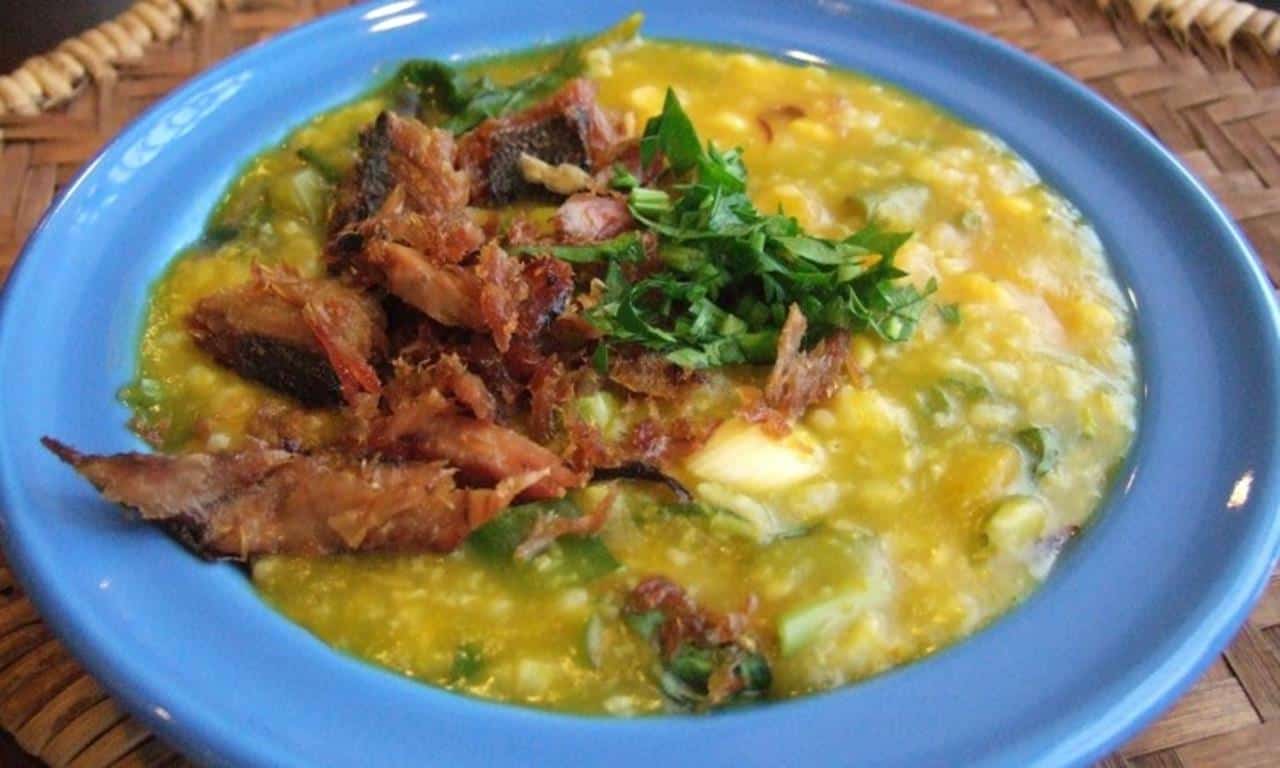 Tinutuan, 1. Sambal Roa, 2. Cakalang Fufu, 3. Woku Blanga, 4. Dabu-dabu, 5. Tinutuan, 6. Klapertaart, 8. Nasi Jaha, 9. Ayam Tuturuga, 10. Pisang Goreng Goroho