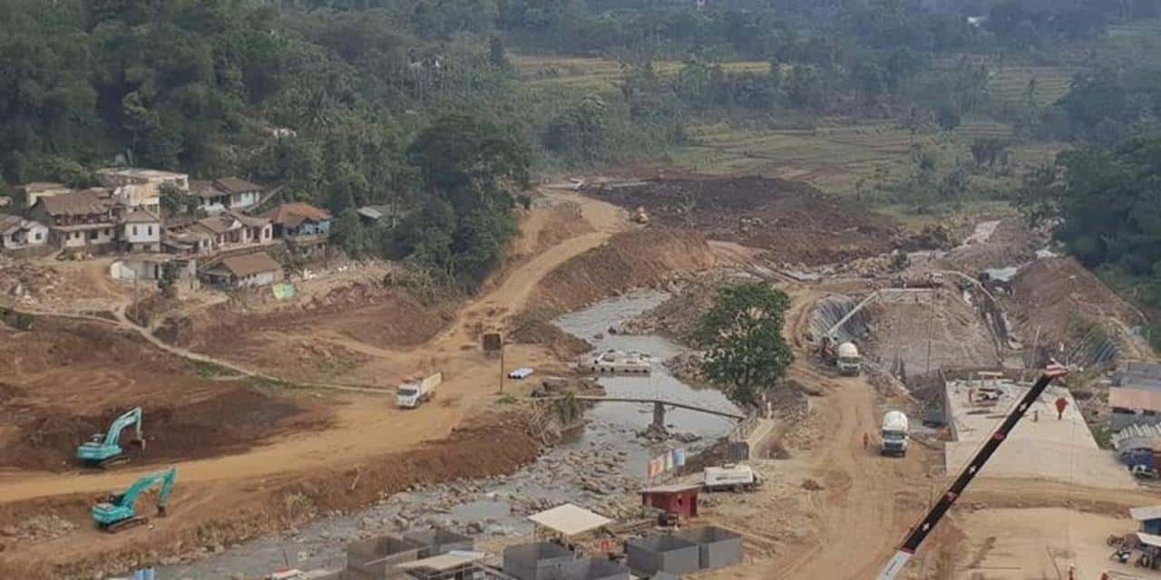 Waduk Ciawi, 1. Waduk Jatiluhur – Purwakarta, 2. Waduk Jatigede – Sumedang, 3. Waduk Cirata – Purwakarta, 4. Waduk Darma – Kuningan, 5. Waduk Saguling – Bandung Barat, 6. Waduk Ciawi – Bogor, 7. Waduk Kuningan - Kuningan, 8. Waduk Cipancuh – Indramayu, 9. Waduk Leuwikeris – Ciamis, 10. Waduk Walahar – Karawang