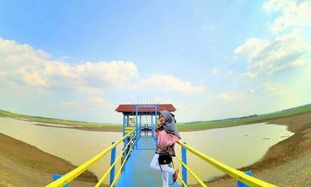 Waduk Cipancuh, 1. Waduk Jatiluhur – Purwakarta, 2. Waduk Jatigede – Sumedang, 3. Waduk Cirata – Purwakarta, 4. Waduk Darma – Kuningan, 5. Waduk Saguling – Bandung Barat, 6. Waduk Ciawi – Bogor, 7. Waduk Kuningan - Kuningan, 8. Waduk Cipancuh – Indramayu, 9. Waduk Leuwikeris – Ciamis, 10. Waduk Walahar – Karawang