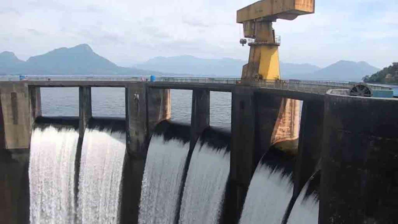 Waduk Jatiluhur, 1. Waduk Jatiluhur – Purwakarta, 2. Waduk Jatigede – Sumedang, 3. Waduk Cirata – Purwakarta, 4. Waduk Darma – Kuningan, 5. Waduk Saguling – Bandung Barat, 6. Waduk Ciawi – Bogor, 7. Waduk Kuningan - Kuningan, 8. Waduk Cipancuh – Indramayu, 9. Waduk Leuwikeris – Ciamis, 10. Waduk Walahar – Karawang