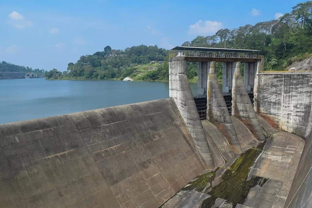 Waduk Saguling, 1. Waduk Jatiluhur – Purwakarta, 2. Waduk Jatigede – Sumedang, 3. Waduk Cirata – Purwakarta, 4. Waduk Darma – Kuningan, 5. Waduk Saguling – Bandung Barat, 6. Waduk Ciawi – Bogor, 7. Waduk Kuningan - Kuningan, 8. Waduk Cipancuh – Indramayu, 9. Waduk Leuwikeris – Ciamis, 10. Waduk Walahar – Karawang
