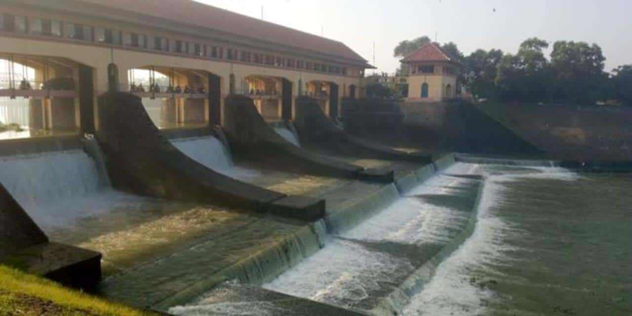 Waduk Walahar, 1. Waduk Jatiluhur – Purwakarta, 2. Waduk Jatigede – Sumedang, 3. Waduk Cirata – Purwakarta, 4. Waduk Darma – Kuningan, 5. Waduk Saguling – Bandung Barat, 6. Waduk Ciawi – Bogor, 7. Waduk Kuningan - Kuningan, 8. Waduk Cipancuh – Indramayu, 9. Waduk Leuwikeris – Ciamis, 10. Waduk Walahar – Karawang