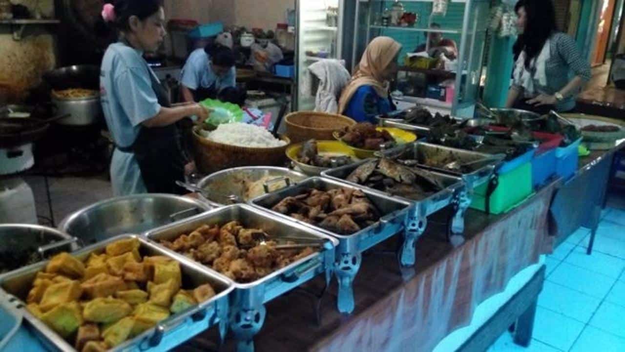 Warung Bu Eha, 1. Cici Claypot, 2. Imah Babaturan, 3. Nasi Bancakan Mang Barna dan Bi Oom, 4. Iga Bakar Jangkung, 6. Steak Ranjang, 7. Warung Bu Eha, 8. Mie Kocok Mang Dadeng, 9. Lotek Macan, 10. Warung Misbar