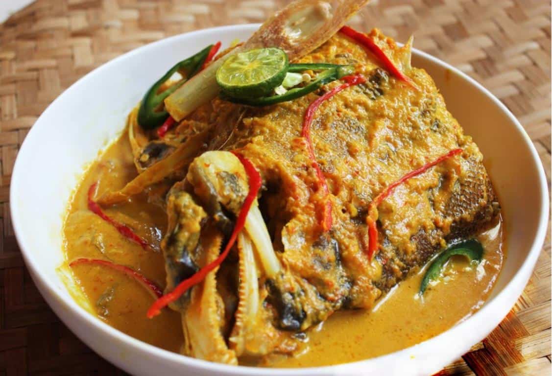 Woku Blanga, 1. Sambal Roa, 2. Cakalang Fufu, 3. Woku Blanga, 4. Dabu-dabu, 5. Tinutuan, 6. Klapertaart, 8. Nasi Jaha, 9. Ayam Tuturuga, 10. Pisang Goreng Goroho
