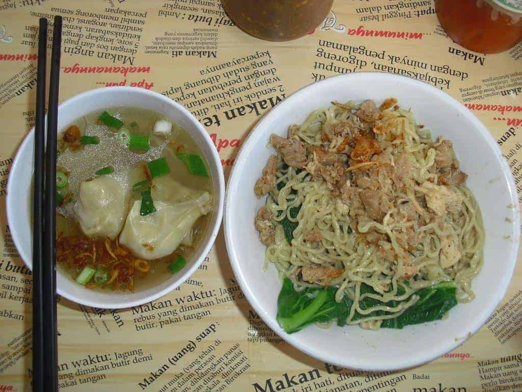 Mie Ayam Pangsit Rebus dan Baso Gang Ambi, 1. Toge Goreng H. Gebro, 3. Soto Mie Bogor Lowongan, 4. Asinan Asli Bogor, 5. Mie Kocok Pak Husen Jembatan Merah, 6. Mie Ayam Pangsit Rebus dan Baso Gang Ambi, 7. Bakso Sebrang Meita, 8. Pisang Coklat dan Kue Bantal Jembatan Merah, 9. Es Doger Taman Kopi