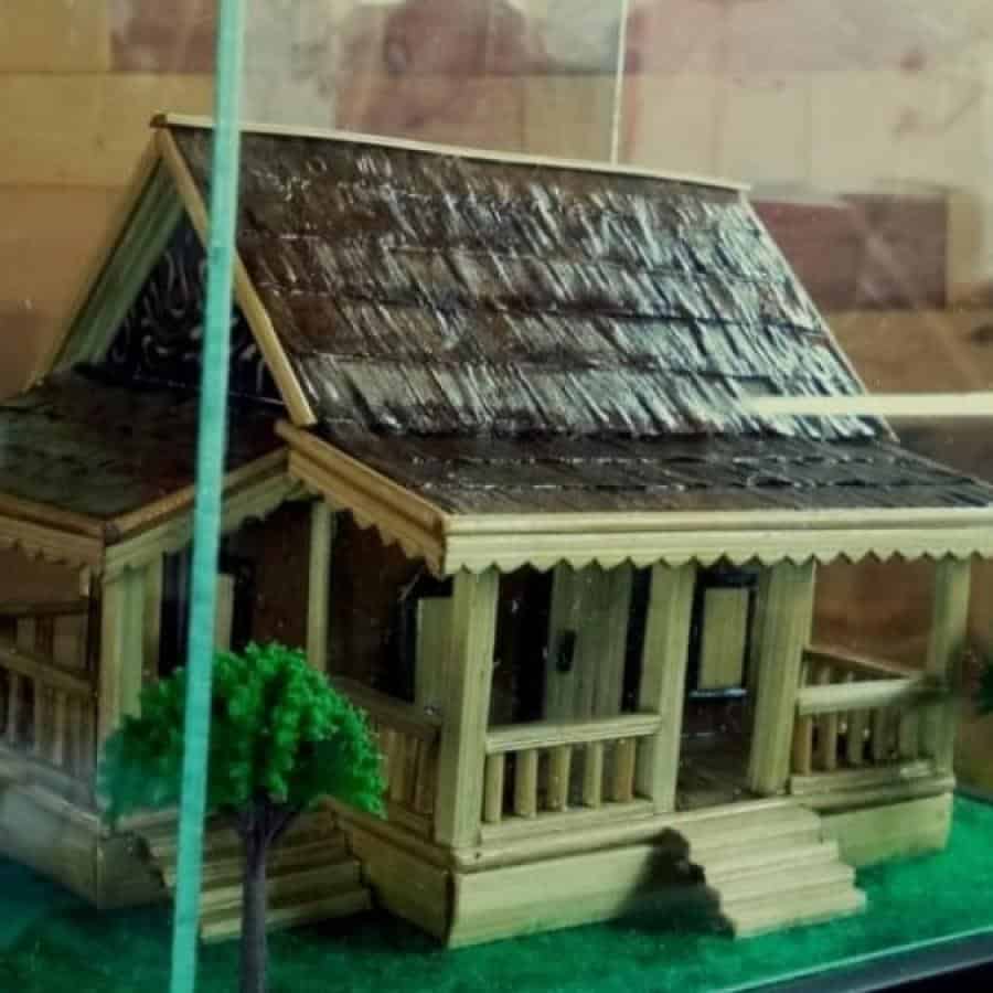 Miniatur Rumah Adat, 1. Tas Manik, 2. Songket, 3. Mandau, 4. Batu Mulia, 5. Souvenir dan Aksesoris Suku Dayak, 7. Batik, 8. Anjat, 9. Anyaman Lampit, 10. Miniatur Rumah Adat