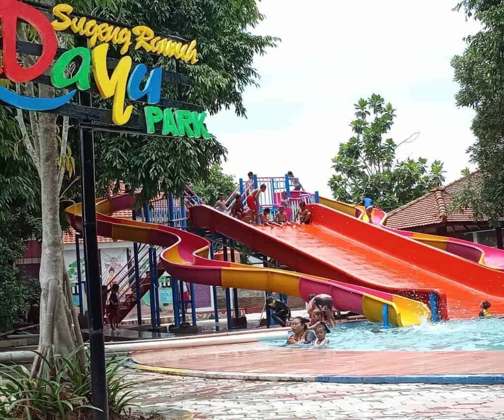 Ndayu Park, 1. Kedung Grujug, 2. Pemandian Air panas Bayanan, 3. Desa Wisata Batik Kliwonan, 4. Ndayu Park, 5. Gemolong Edupark, 6. Elok Waterpark, 7. Air Terjun Jengglong, 8. Omah Londo Gondang, 9. Taman Bunga Ganesha Sukowati, 10. Sragen Central Park