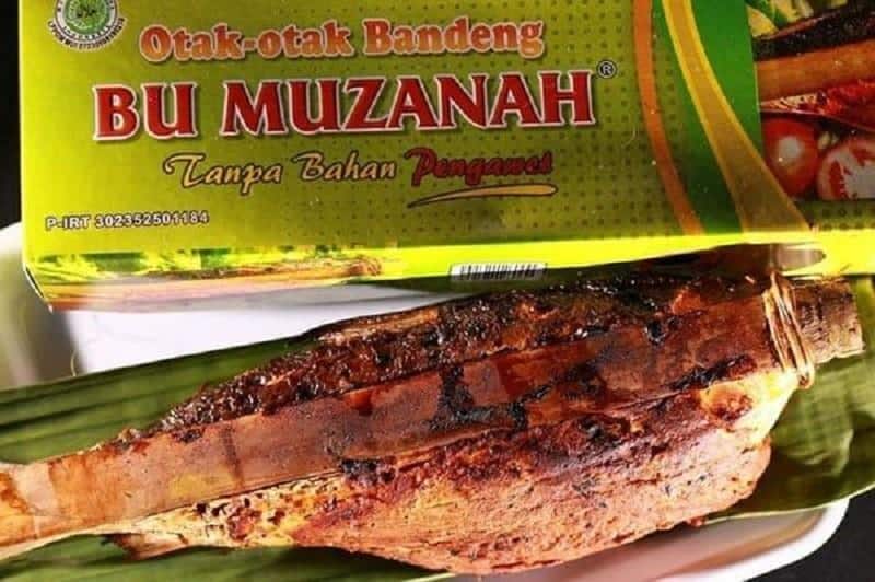 Otak-otak Bandeng, 1. Kue Jubung, 3. Bandeng Asap, 4. Otak-Otak Bandeng, 5. Kue Pudak, 6. Petis, 7. Keripik Bayam, 8. Bonggolan, 9. Kerupuk Ikan, 10. Pernak-Pernik Asli Gresik