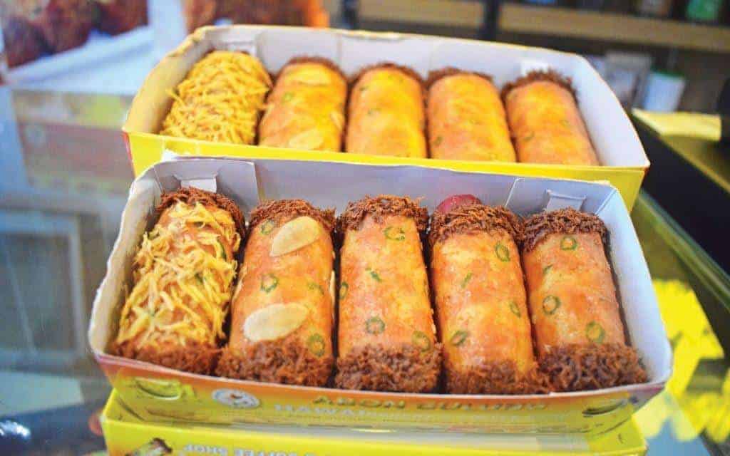 Abon Gulung, 1. Kue Lontar, 2. Kopi Senang, 3. Buah Merah, 4. Keripik Keladi, 5. Abon Gulung, 6. Sarang Semut, 7. Martabak Sagu, 8. Sagu Lempeng, 9. Kerajinan Khas Papua, 10. Batik Papua