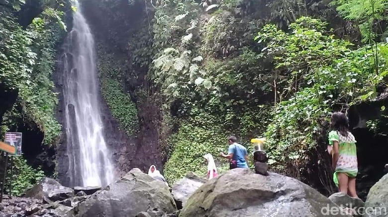 Air Terjun Srambang, 1. Taman Wisata Tirtonirmolo Waterpark, 2. Bukit Kerek Indah Ngawi, 3. Omah Watu, 4. Taman Candi Ngawi, 5. Ngawi Agro Techo Park, 6. Benteng Van Den Bosch, 7. Air Terjun Srambang, 8. Museum Trinil Ngawi, 9. Wisata Watu Jonggol, 10. Monumen Soerjo