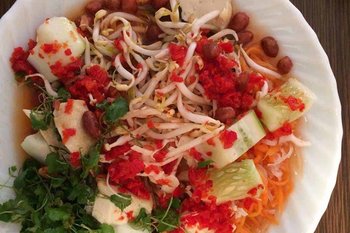 Asinan Asli Bogor, 1. Toge Goreng H. Gebro, 3. Soto Mie Bogor Lowongan, 4. Asinan Asli Bogor, 5. Mie Kocok Pak Husen Jembatan Merah, 6. Mie Ayam Pangsit Rebus dan Baso Gang Ambi, 7. Bakso Sebrang Meita, 8. Pisang Coklat dan Kue Bantal Jembatan Merah, 9. Es Doger Taman Kopi