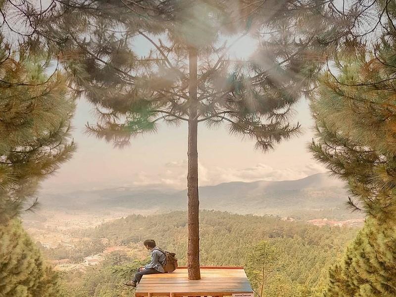 Bukit Panenjoan Salem, 1. Ranto Canyon, 2. Curug Putri, 3. Agrowisata Kaligua, 4. Agrowisata Besaran Hijau Pabrik Gula Jatibarang, 5. Bukit Panenjoan Salem, 6. Taman Mangrove Pandansari, 7. Kalibaya Park, 8. Curug Rambukasang, 9. Waduk Penjalin, 10. Telaga Ranjeng