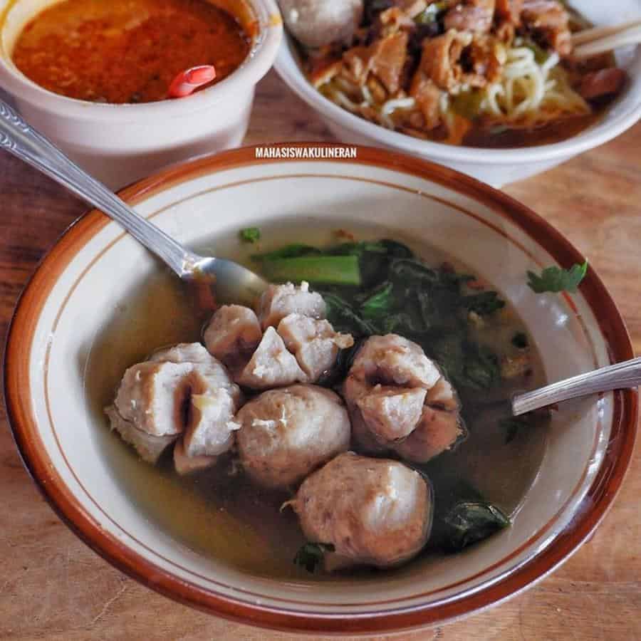 Bakso Sebrang Meita, 1. Toge Goreng H. Gebro, 3. Soto Mie Bogor Lowongan, 4. Asinan Asli Bogor, 5. Mie Kocok Pak Husen Jembatan Merah, 6. Mie Ayam Pangsit Rebus dan Baso Gang Ambi, 7. Bakso Sebrang Meita, 8. Pisang Coklat dan Kue Bantal Jembatan Merah, 9. Es Doger Taman Kopi