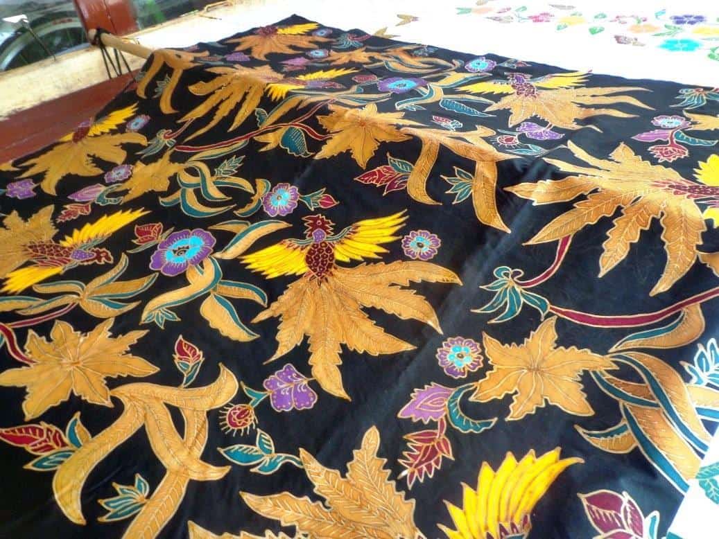 Batik Blora, 1. Tape Sugihan, 2. Kue Gendu Laju, 3. Manco, 4. Dumbeg, 5. Egg Roll, 6. Abon Lele, 7. Gembol Jati Khas Blora, 8. Souvenir Barongan, 9. Kaos Samin, 10. Batik Blora
